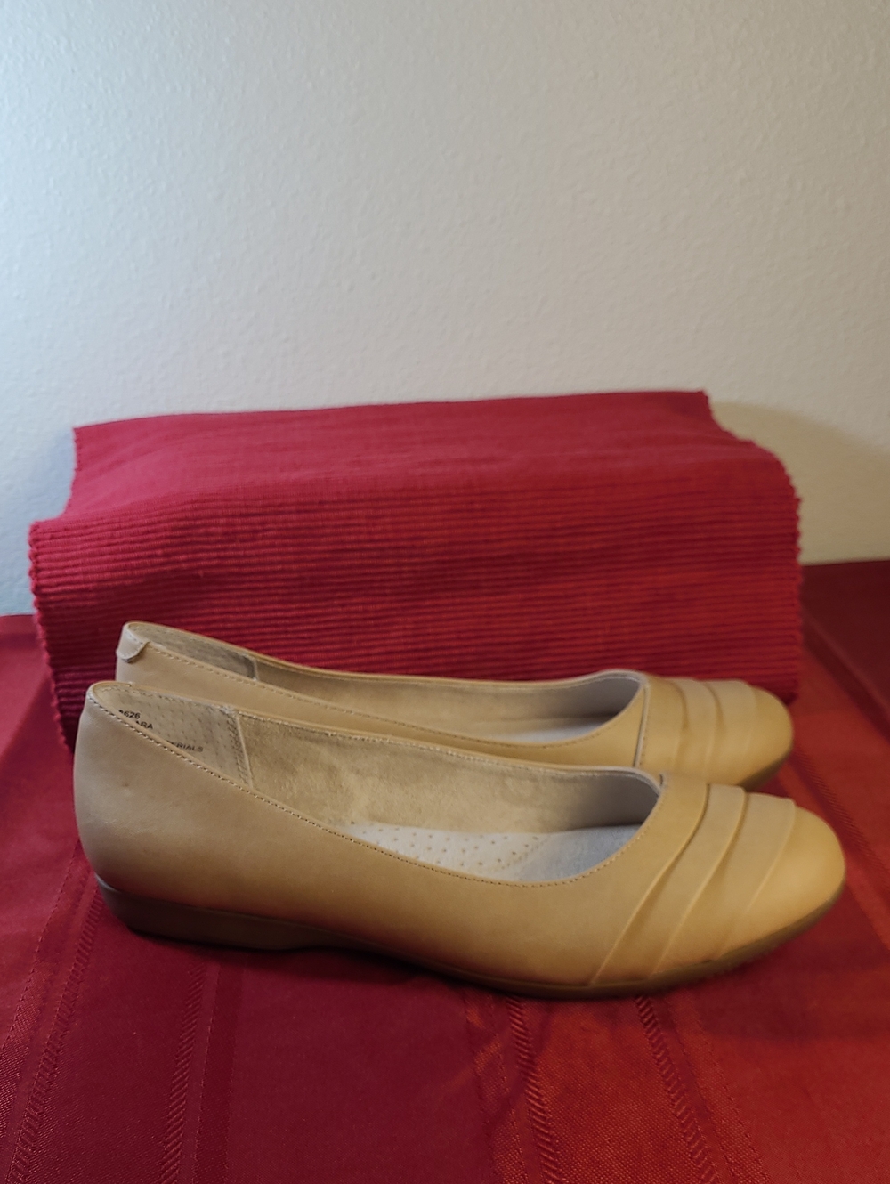 Cliffs By White Mountain Clara Women’s Classic Tan Ballet Flats Size 8